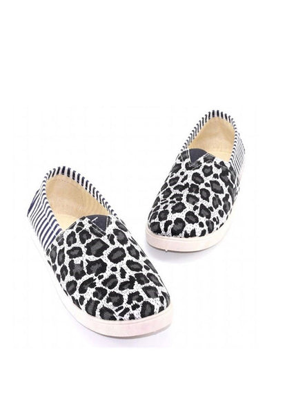 รองเท้าผ้าใบแคนวาสส้นแบนลายปริ้นแต่งริ้ว - Leopard Printed-Stripe Sneaker Shoes